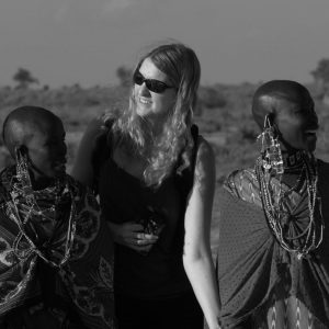Jeune dame découvrant la culture africaine lors d'un voyage féminin maritime