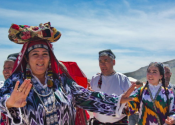 Femmes ouzbèkes danses tenues traditionnelles Route Soie.