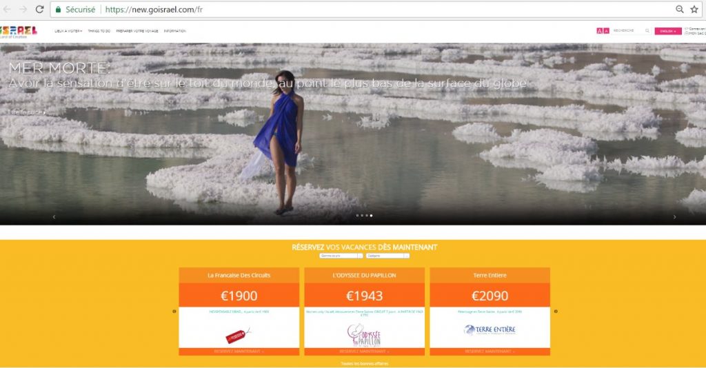 Capture d'écran de la page d'accueil d'un site de voyage en Israël, montrant une jeune dame debout au milieu de la nature, avec une liste de prestations et leurs prix.