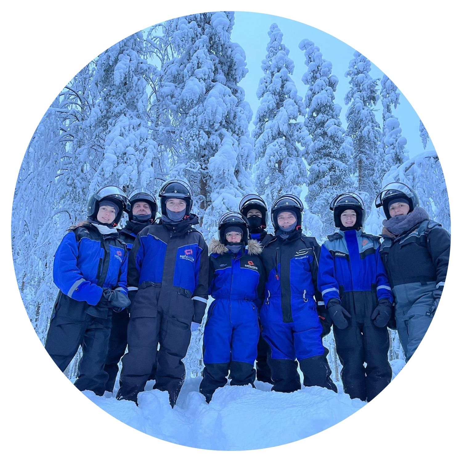 Un groupe familial souriant prend une photo de groupe après une balade mémorable dans la forêt enneigée de Finlande, capturant l'esprit de l'aventure hivernale.