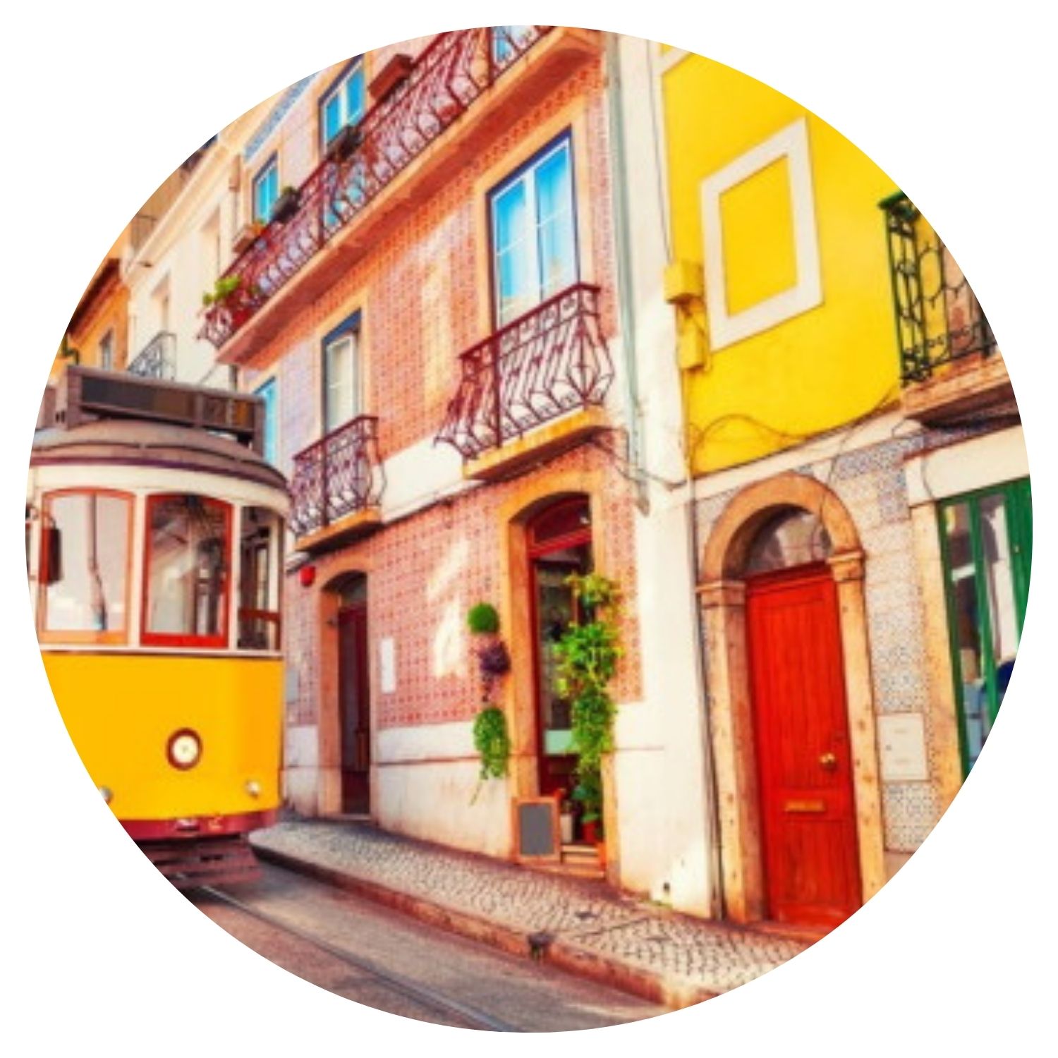 Une image pittoresque de la ville de Lisbonne, au Portugal, montrant des maisons colorées emblématiques et un tramway jaune, symbole célèbre des transports en commun portugais.
