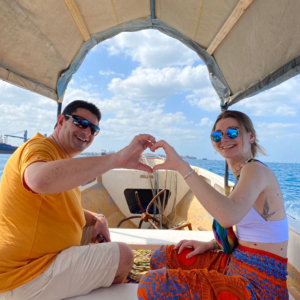 Couple sur un bateau en Tanzanie