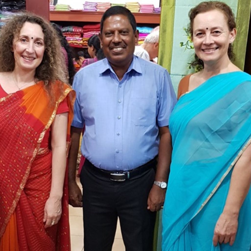 Voyage au Sri Lanka féminin avec l'avis de Sylvie et Catherine, rencontre avec des Sri Lankais en tenues traditionnelles élégantes.