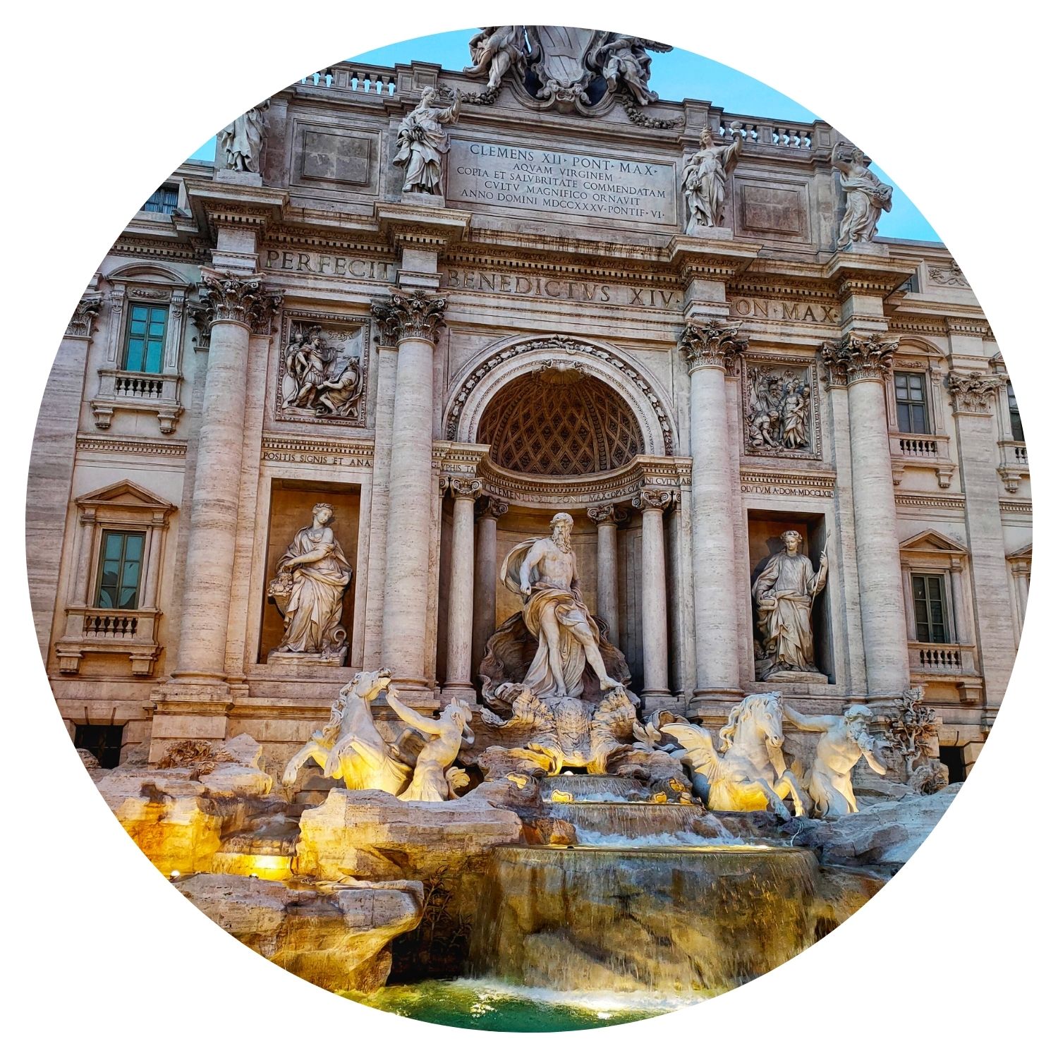 La célèbre fontaine de Trevi à Rome, Italie, magnifiquement éclairée en soirée, avec ses sculptures détaillées et son architecture baroque.