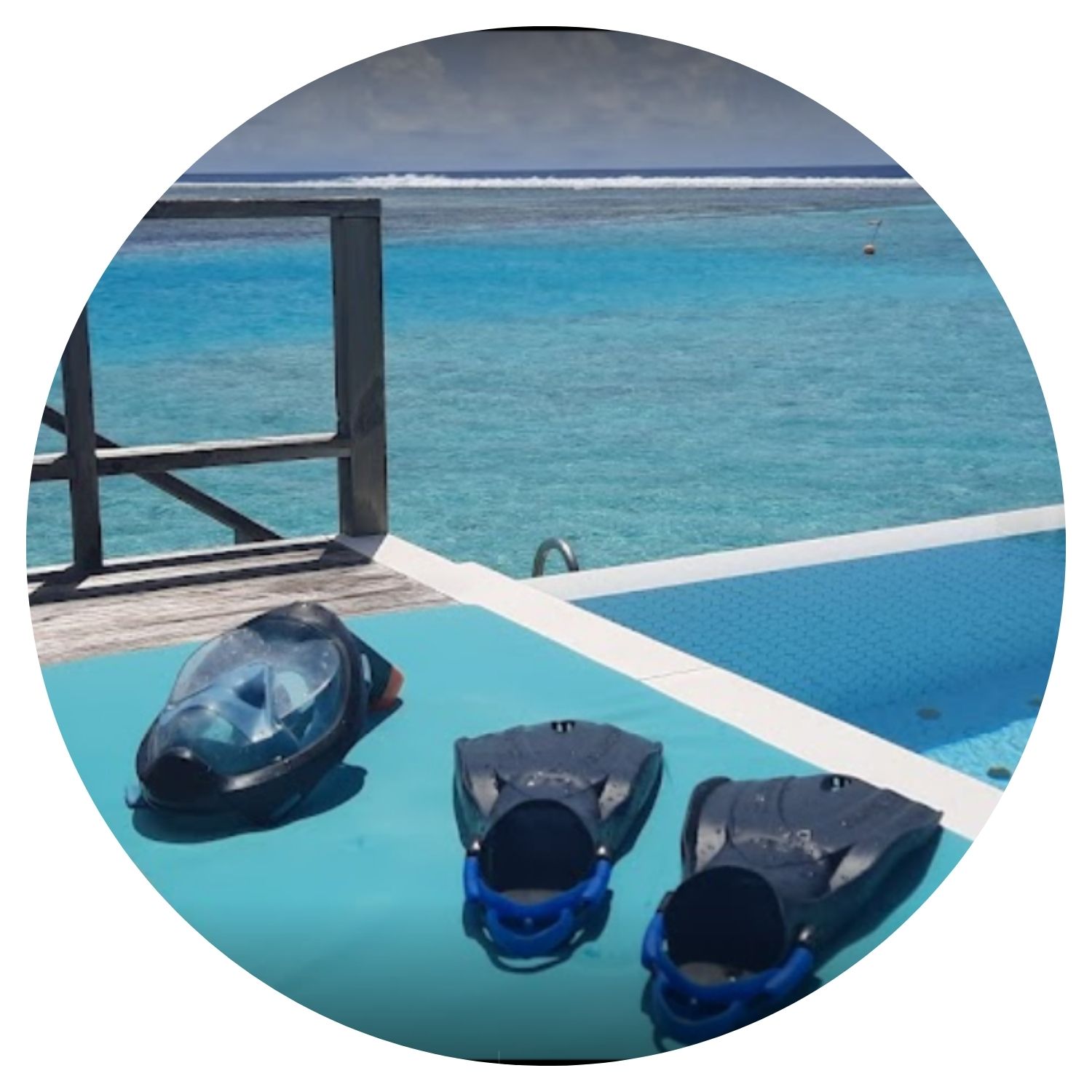 Mer turquoise des Maldives avec des palmes pour le snorkeling et une piscine offrant une vue imprenable sur l'océan.