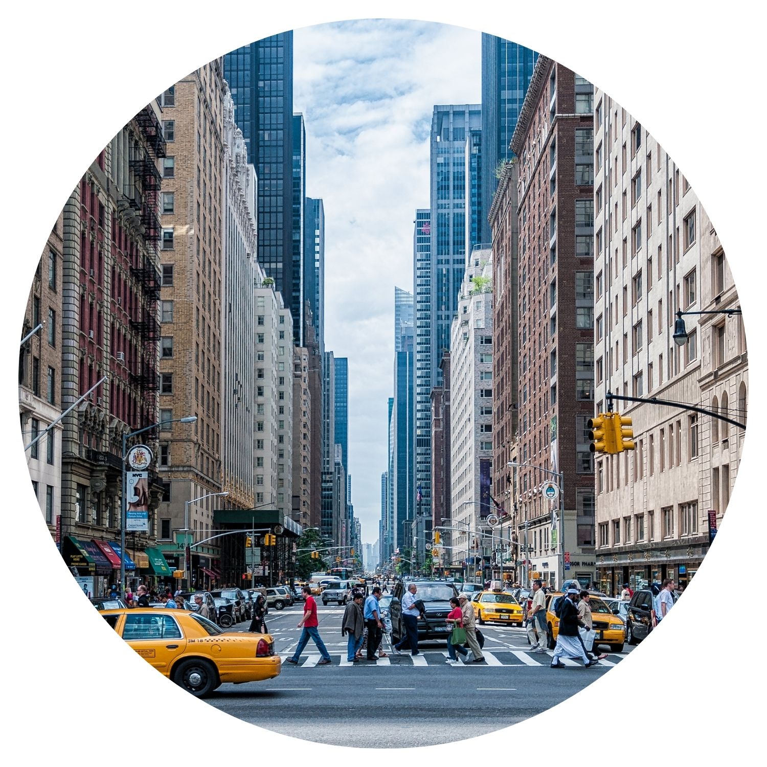 Une scène animée de New York avec des passants, des taxis jaunes emblématiques et des gratte-ciels imposants en arrière-plan.