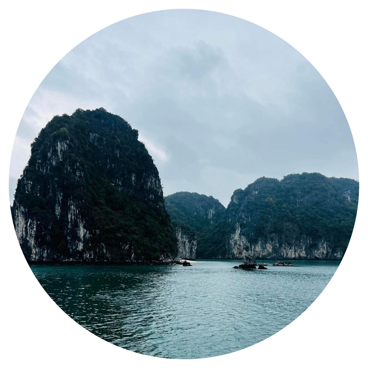Paysage spectaculaire de la baie d'Halong au Vietnam - Voyage sur mesure