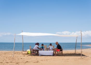 Famille profitant d'un repas sur la plage sous une tente à Zanzibar