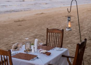 Dîner romantique sur une plage de Zanzibar, parfait pour un voyage en famille.